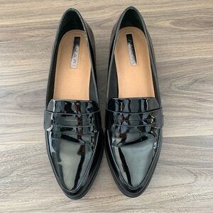 Tahari Lousia Black Patent Leather Loafer Size 6M